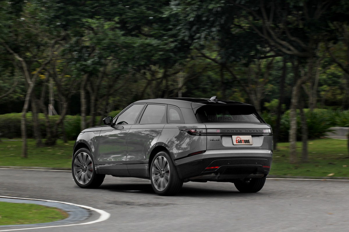 選配的電子氣壓懸吊讓型路與操控都很舒適從容。