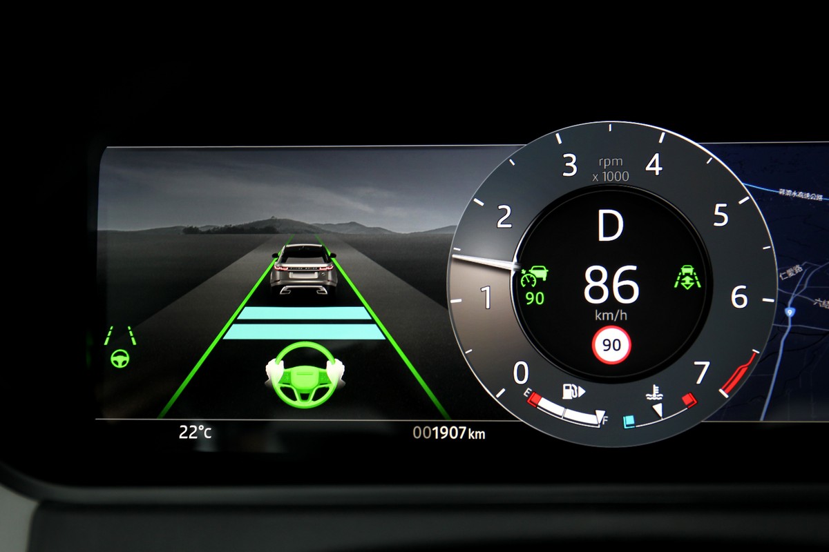 ACC與車道維持讓人在高速通公路可以輕鬆的駕馭。