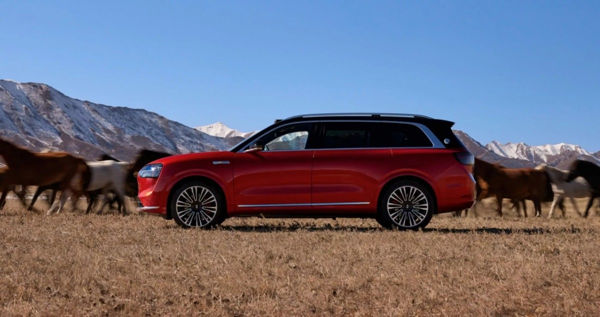 車長來到5,230mm,這樣的尺碼要放下三排座相當容易,而其超大軸距的表現也代表空間舒適度會更好。