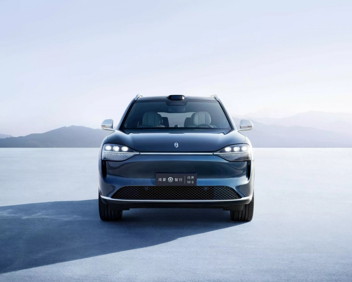 其造形設計中規中距,一眼就可以辨認出這是一輛新能源車種,而其頭燈採用主動式矩陣型LED燈具,設置可以投影動畫展現科技感。