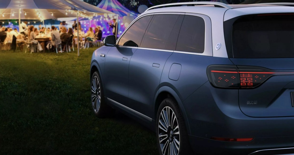 車輛尾燈則以細小的LED燈塊排列,甚至可以組合出中文字非常特別。