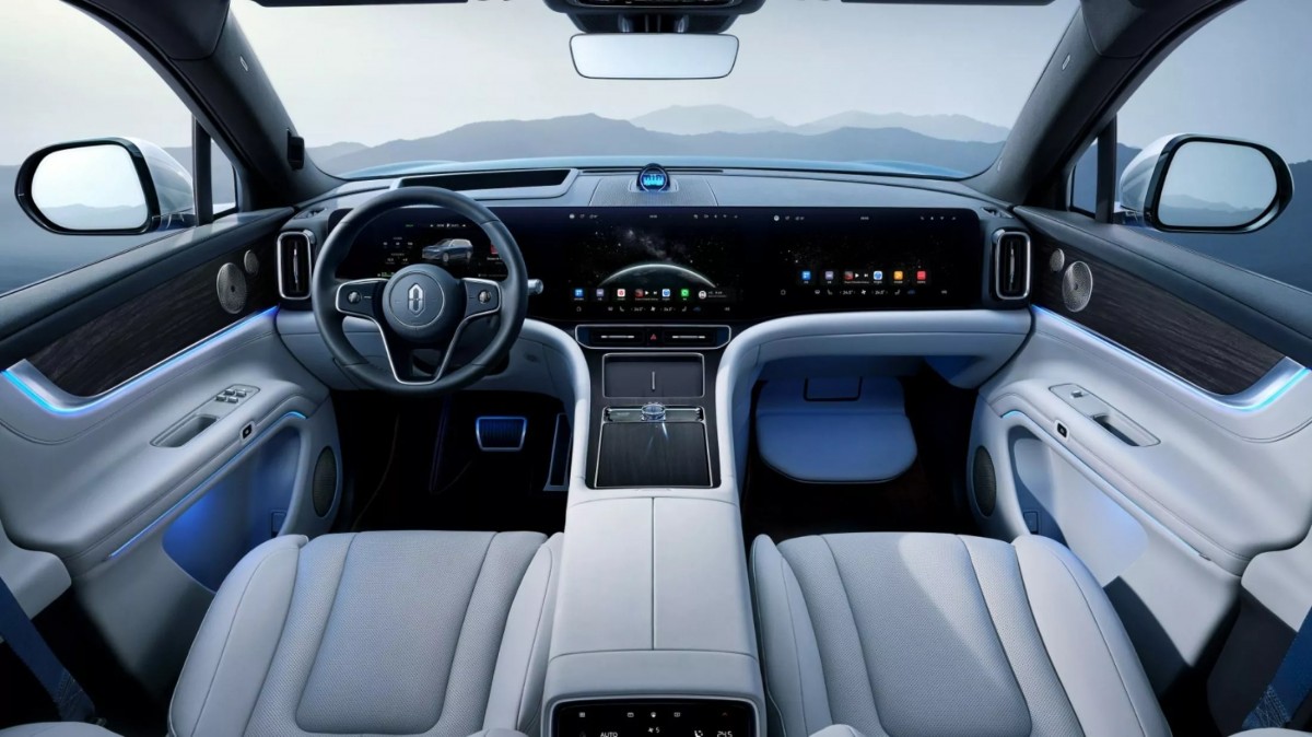 儀表台上可以看到三具螢幕,駕駛前方的是12.3吋數位儀表,中央車機系統是15.6吋,而副駕駛座前方的是16吋螢幕,可以發現副駕的下方甚至有腳踏板可以使用。