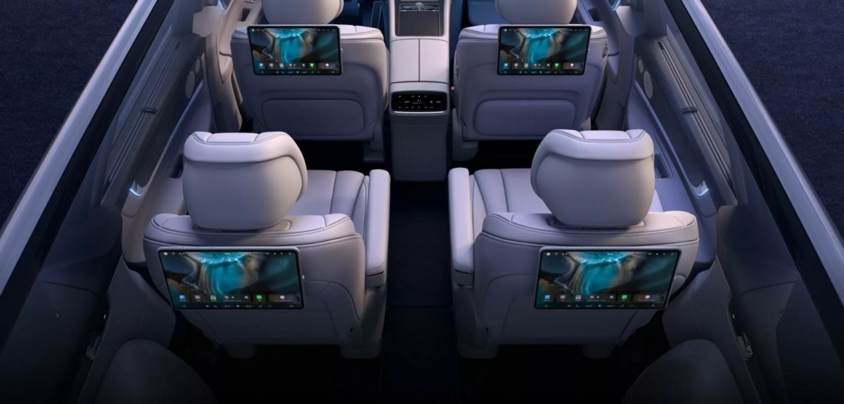 車上的全數螢幕都採用華為的HarmonyOS 4系統,搭配上25支喇叭組成的音響系統以及降噪科技創造出超高乘車質感。