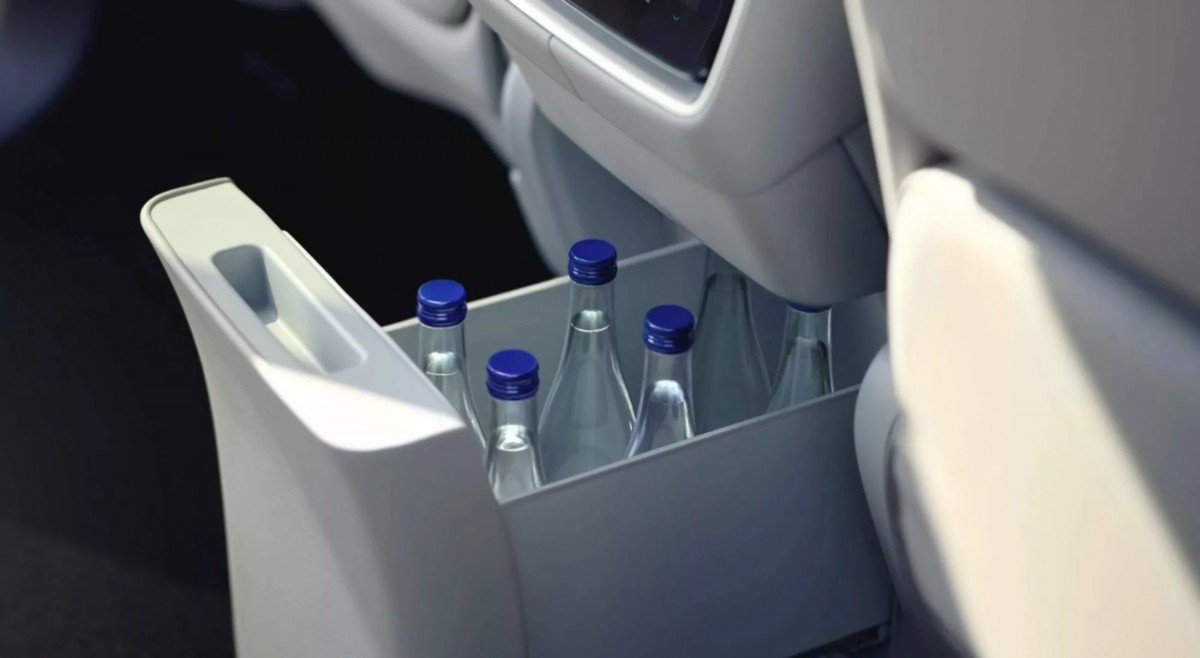 在中島下方還有冷藏空間,展現車輛強大的機能性。