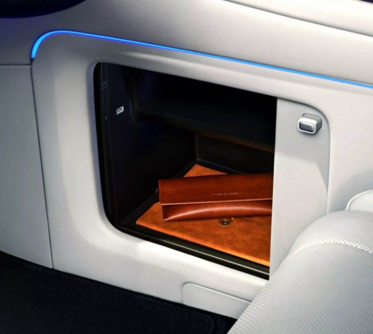 門板內也都還有置物空間,讓乘客的東西都有收納的地方。