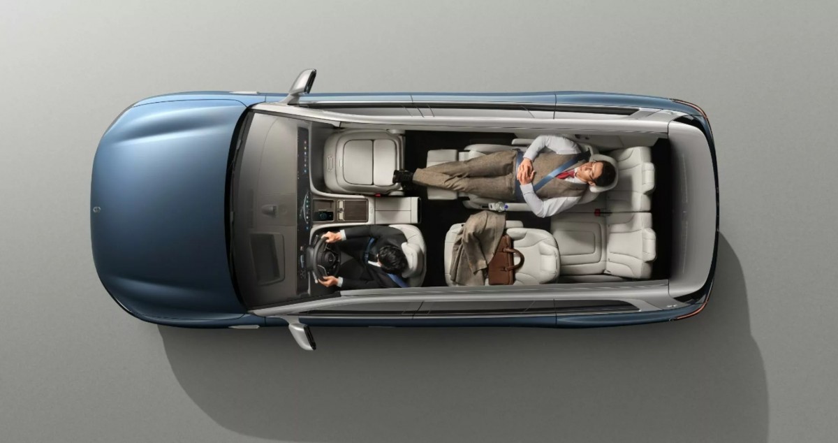 大老闆座駕也相當適合,尤其前座倒下後可以完全伸直腿部相當舒適。