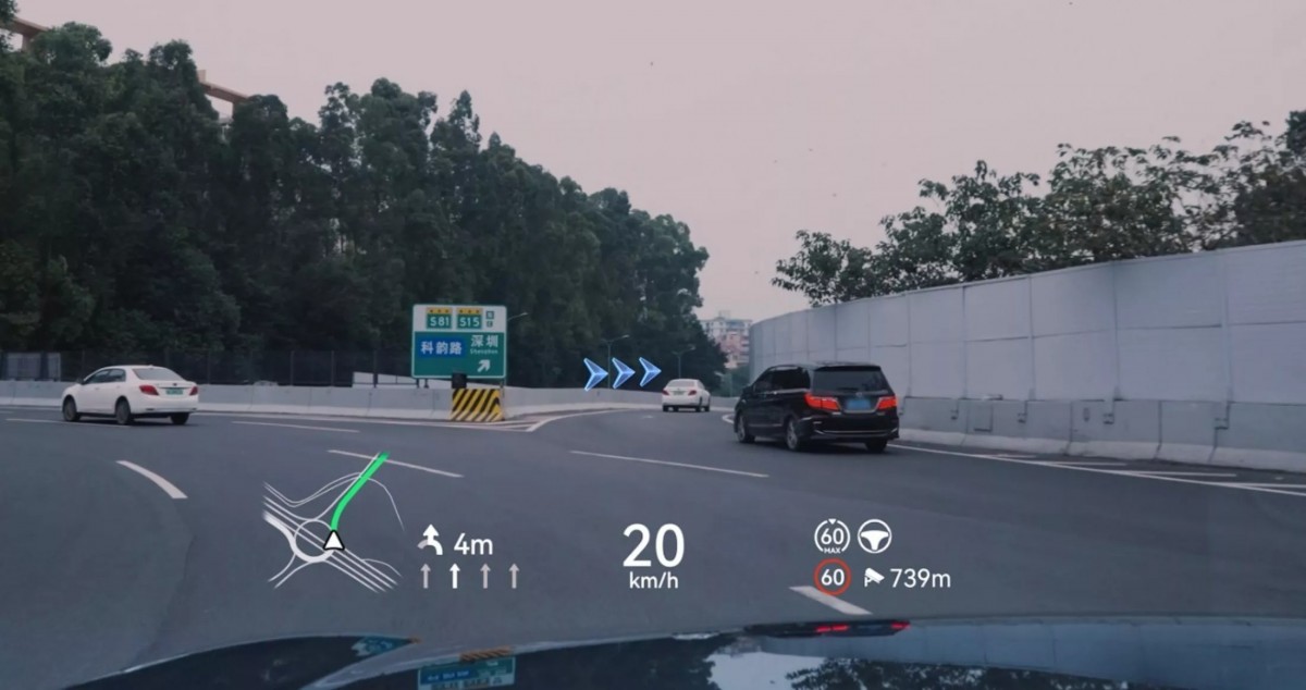 而在駕駛前方還有抬頭顯示系統,這是華為自主研發的AR HUD系統,讓你感覺好像有75吋的螢幕就在道路上進行指引。