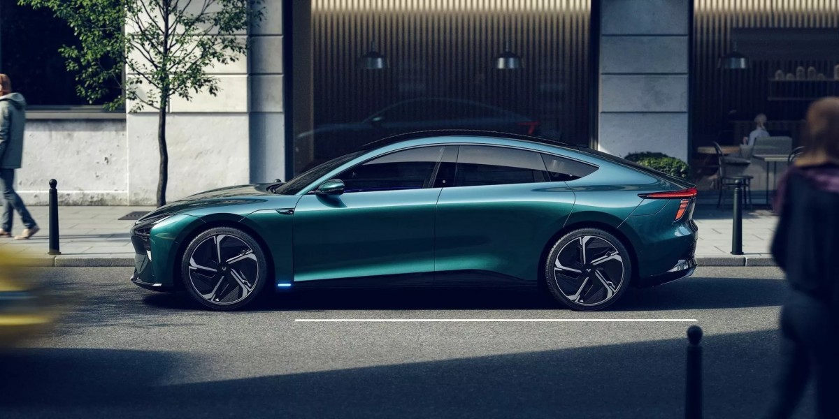 車側可以說是極越07最美的地方,尤其是後方的肩線一路都車尾的這個弧面相當漂亮。