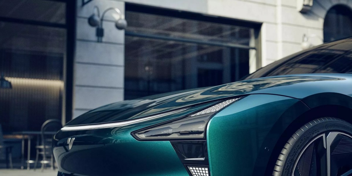 頭燈設計非常地搶眼,擁有許多線條化的配置以及細小的格柵感受。