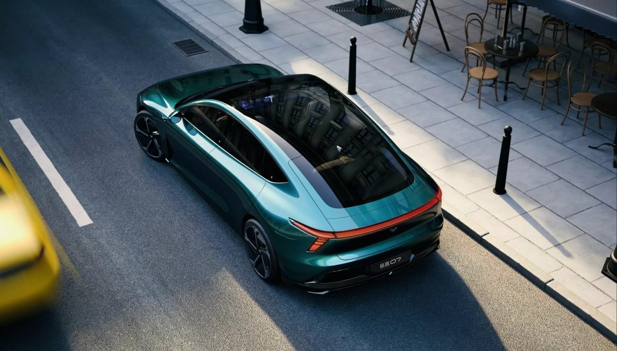 採用玻璃車頂的設計更顯時尚,而這個車色其實也相當特別。