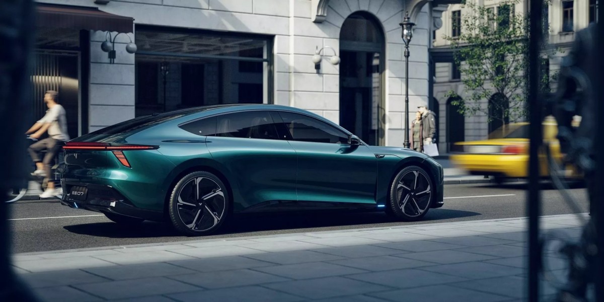 車尾的貫穿式燈組同樣吸睛,而尾燈組的設計也與頭燈有所呼應。