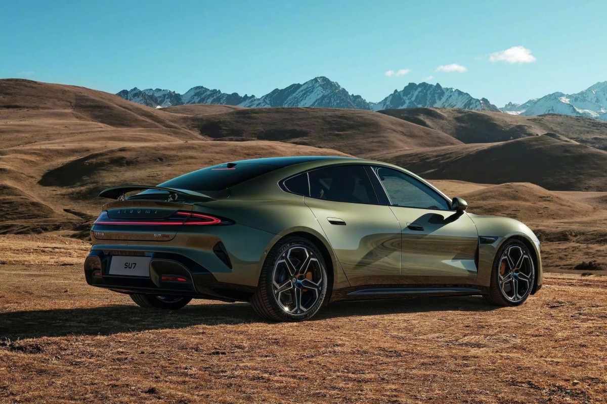 車尾的電動尾翼有三段式調整,多層次的設計讓整體感受更加活潑。