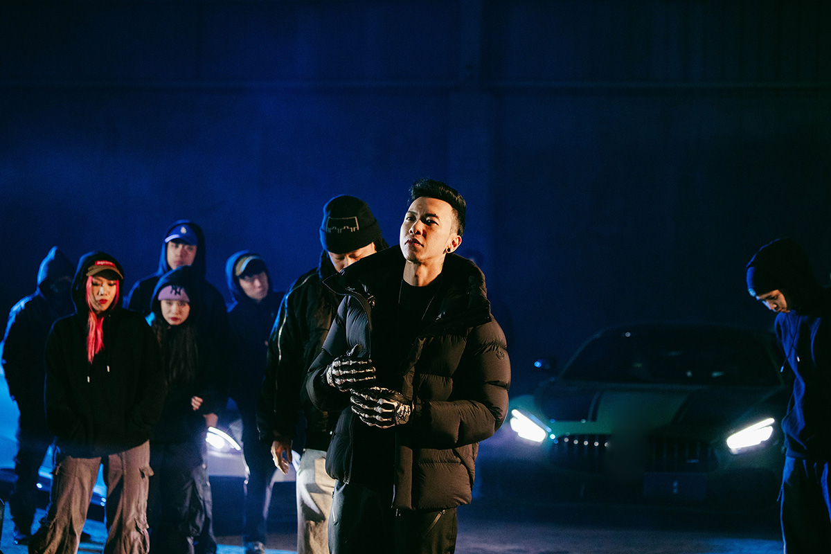 【車勢星聞】小春〈晃落〉MV邀車友、兄弟相挺,「本色音樂」廟會頭旗亮相。(圖:本色音樂提供)