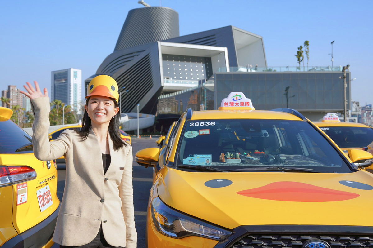 黃色小鴨重返高雄,超吸睛「小鴨計程車」上路