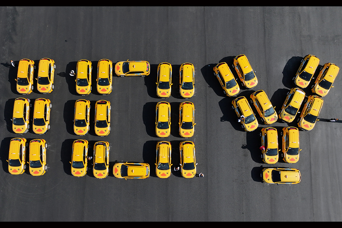黃色小鴨重返高雄,超吸睛「小鴨計程車」上路