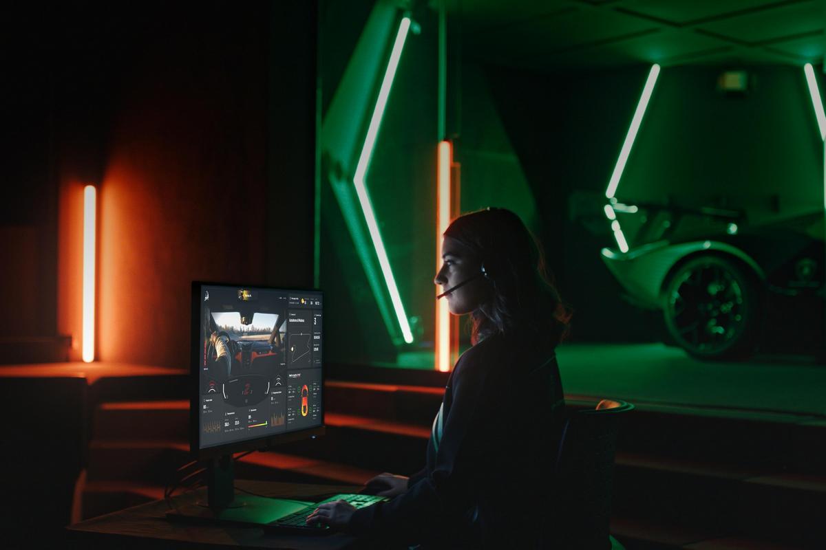 教練透過線上畫面與車輛數據就能進行指導。