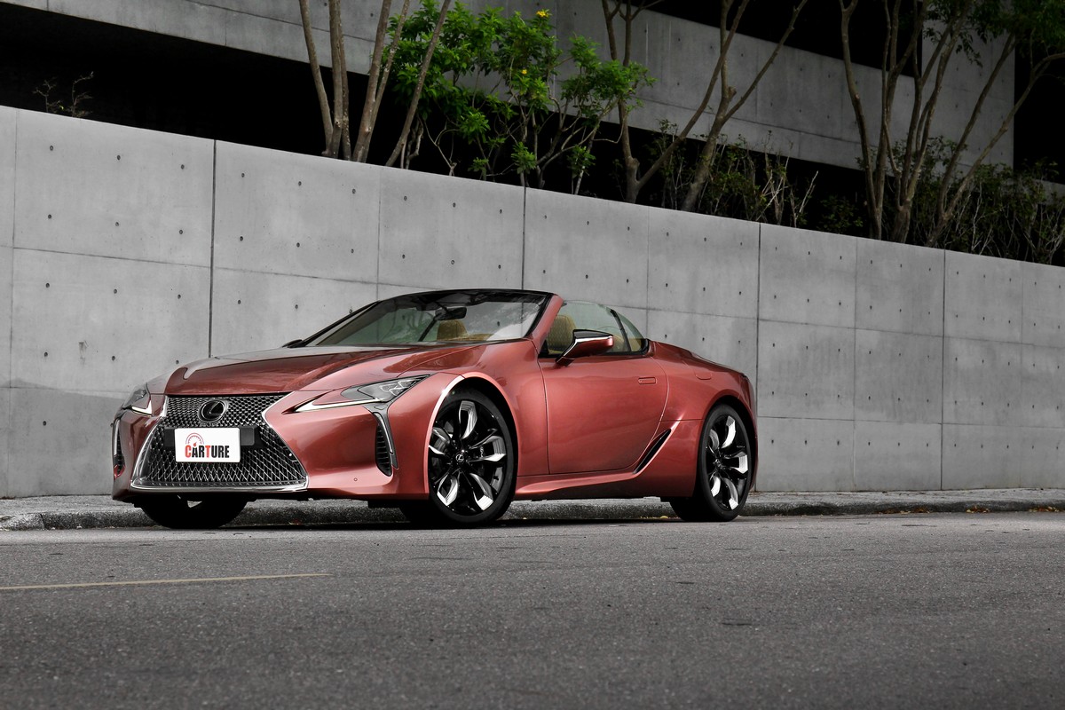 LC 500 Convertible雖有老派配置,但外觀造型仍屬新穎。