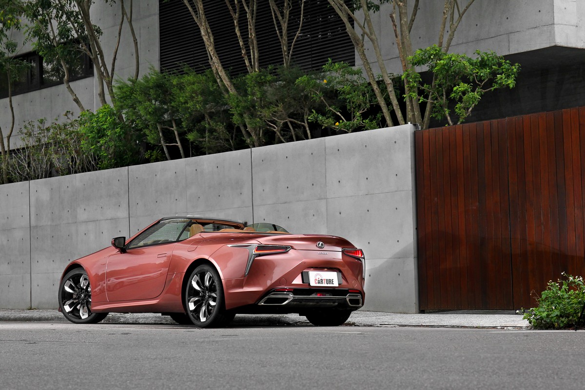 新年式LC 500 Convertible在外觀方面並未進行調整,但試駕的光焰銅是新車色。