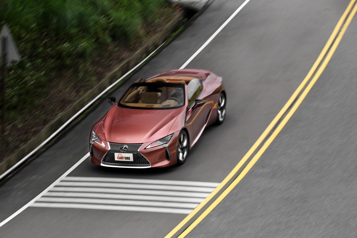 光焰銅車色+敞篷+V8聲浪,開著LC 500 Convertible要不招搖也很難。