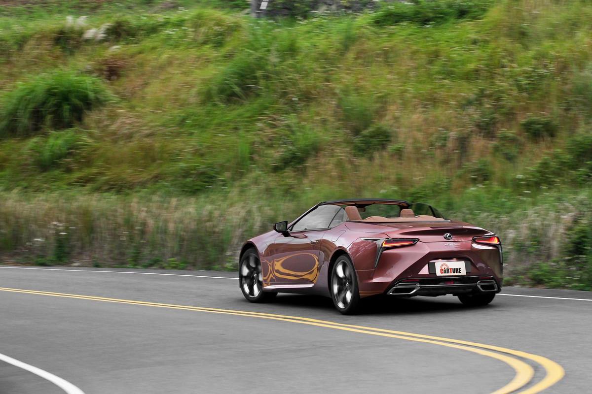 先天沉穩設定加上電子懸吊注意,即使後驅也相當易掌握,此組合反而讓人有信心挑戰下個彎角。