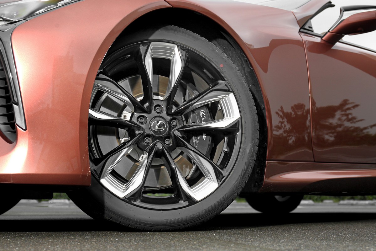 新年式輪圈造型有更改,拜21吋S001輪胎之賜,在彎中有著良好的循跡性。