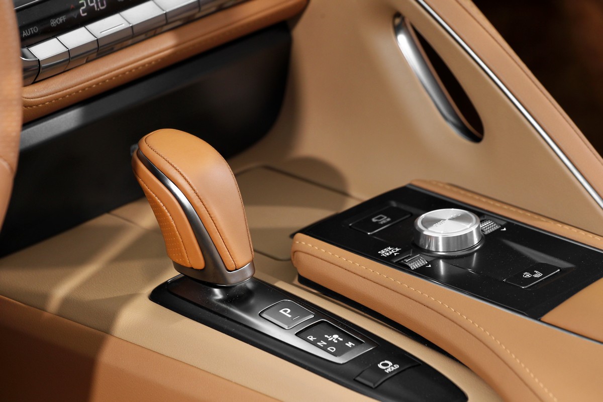 10速手自排給予相當綿密且快速的換檔表現。