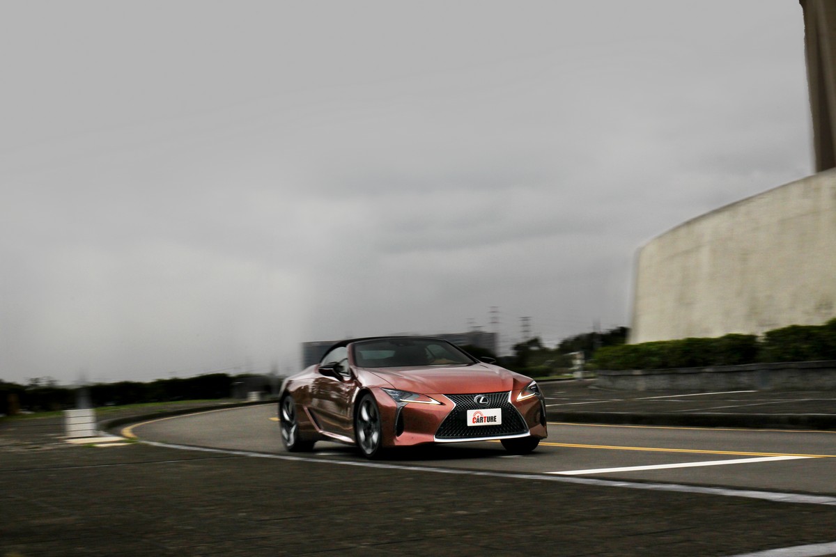 打開篷慢慢開,開著LC 500 Convertible其實很悠哉。