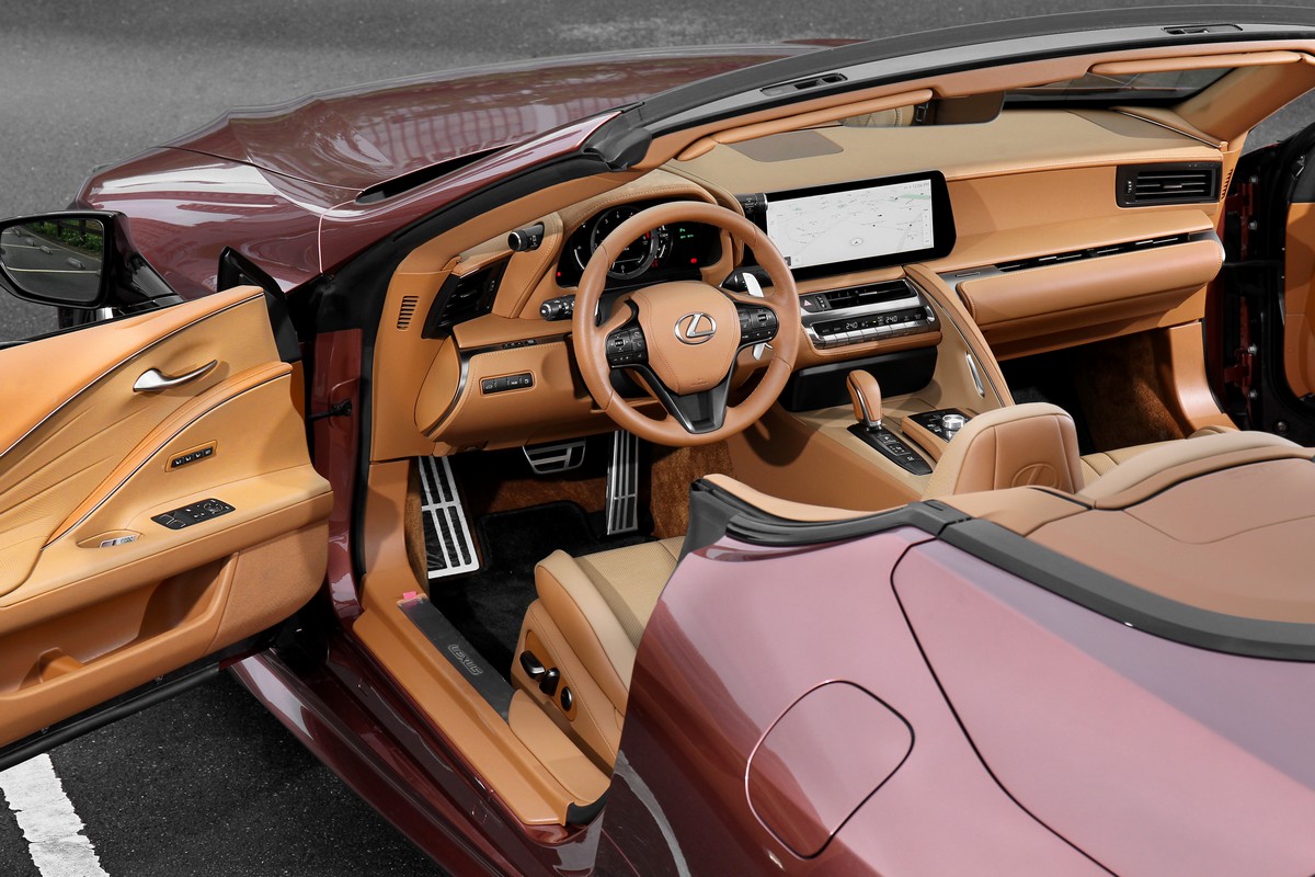 座艙格局雖非最新設計,但雅緻棕配色仍讓人喜愛。