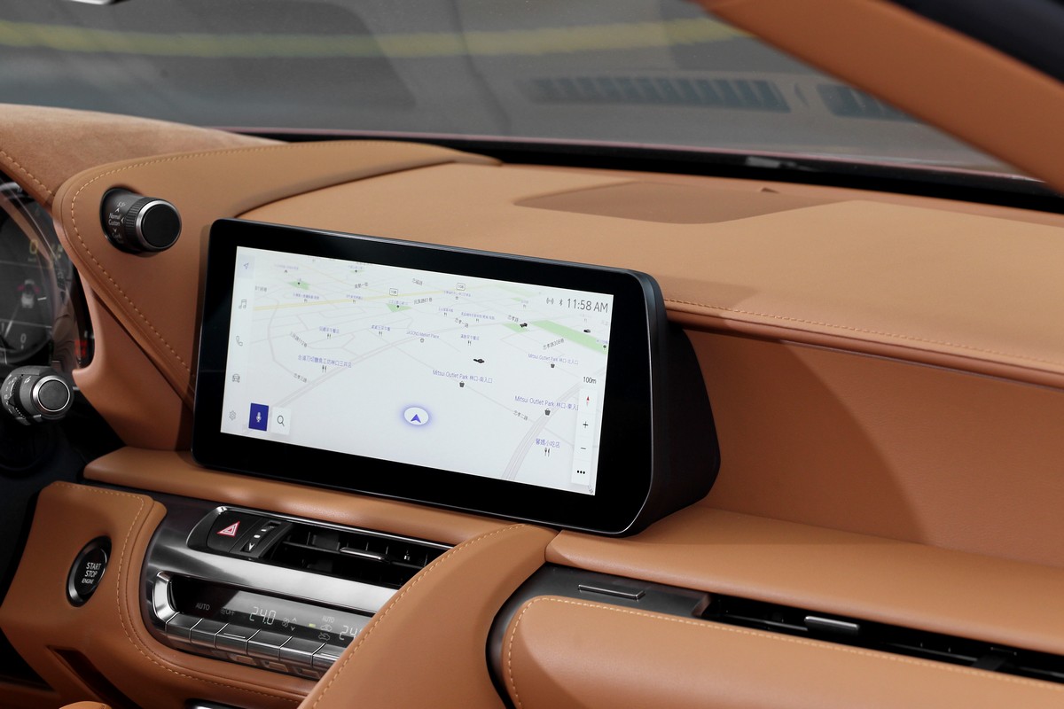 新年式LC 500 Convertible將中控升級至12.3吋。