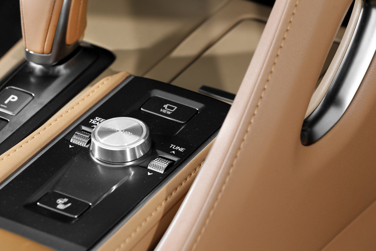 原本觸控板也取消改為音量和方向盤/座椅加熱控制。