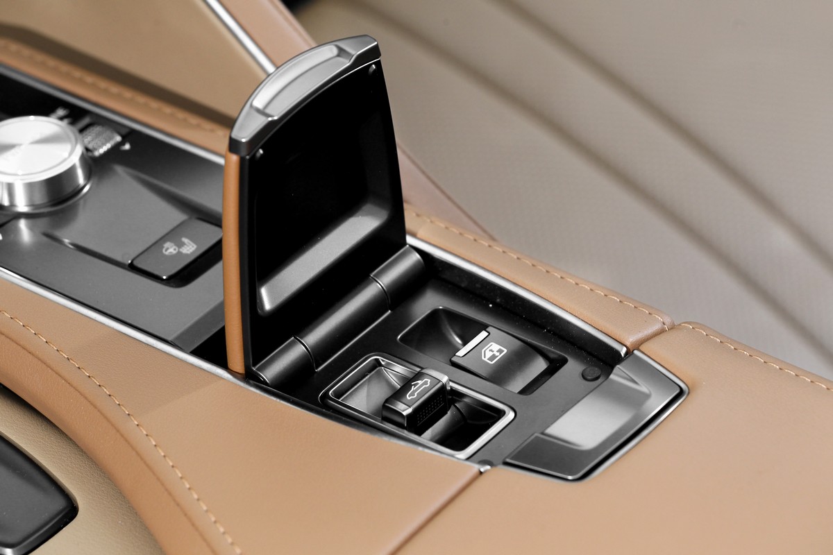 開關篷非常有儀式感,掀開蓋子才會看到開關鍵。