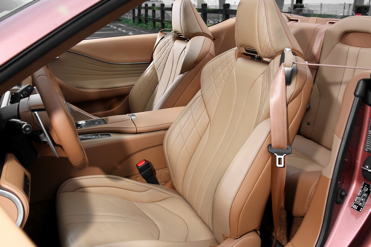 座椅採Semi-Aniline頂級皮革。