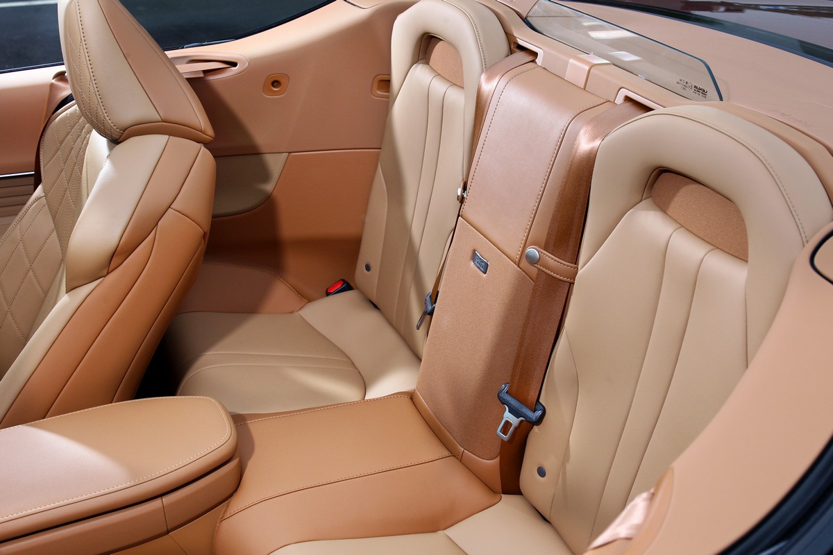 2+2配置雖無法座人,但能放小物品就非常實用了。