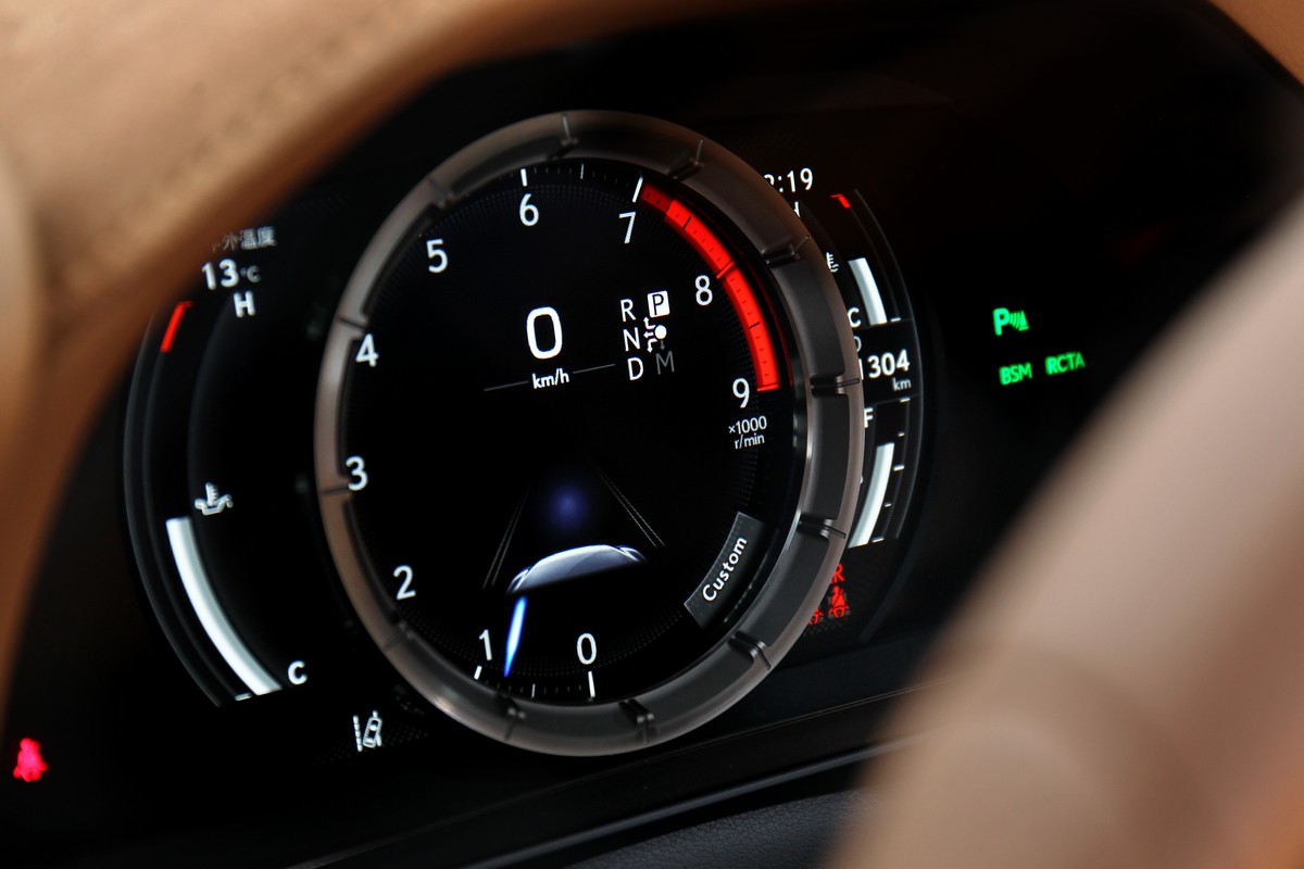 雖不是全數位儀表,但個人其實還算喜歡這種設計。