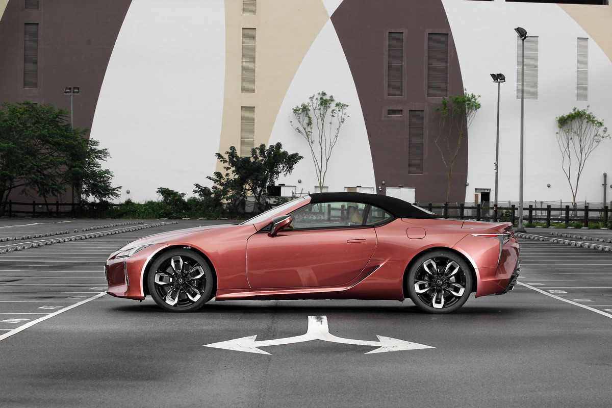 敞篷車特別就是可以帶來兩種不同樣貌和駕駛感受。