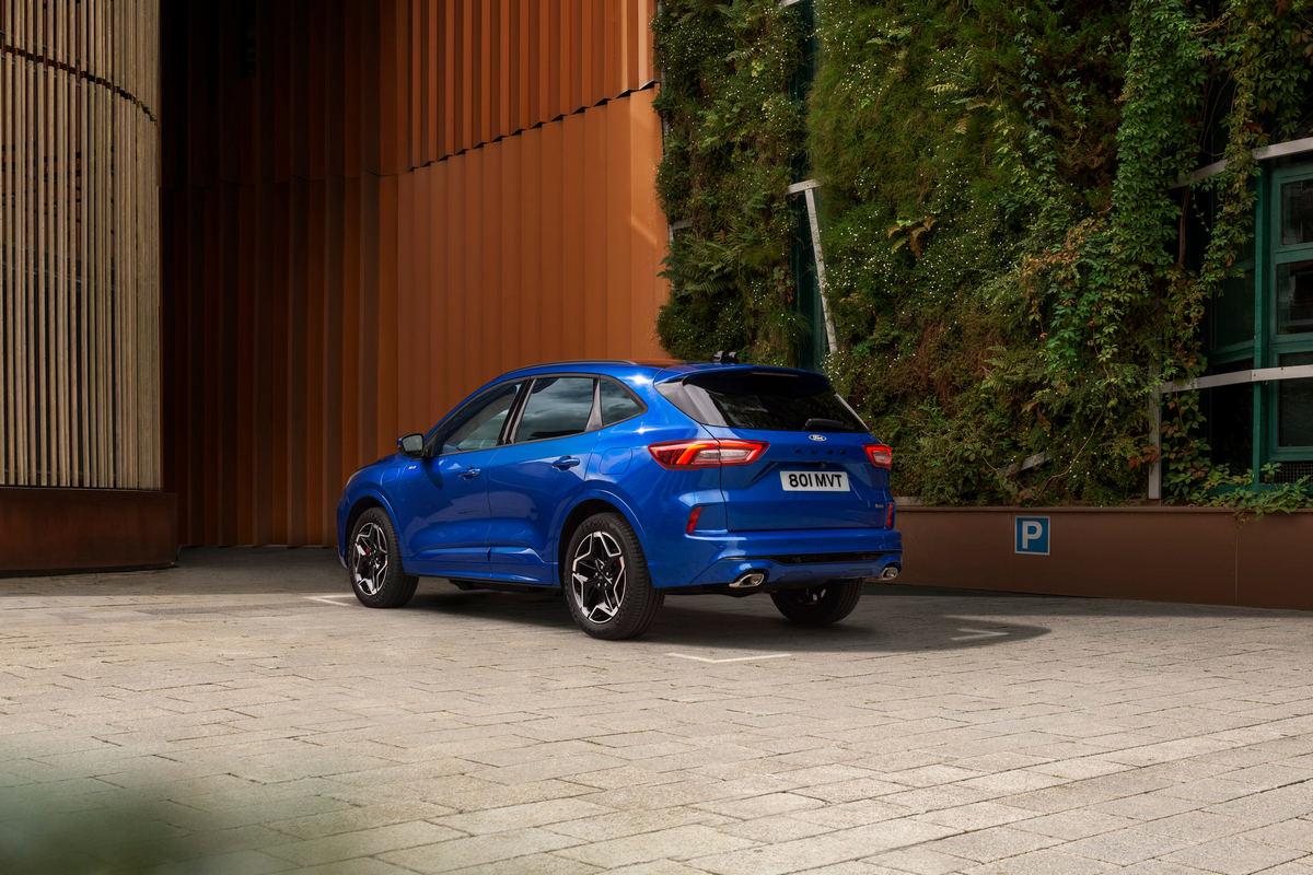 歐規小改Kuga在外觀也換上更扁平的水箱護罩,頭燈造型有有改變。