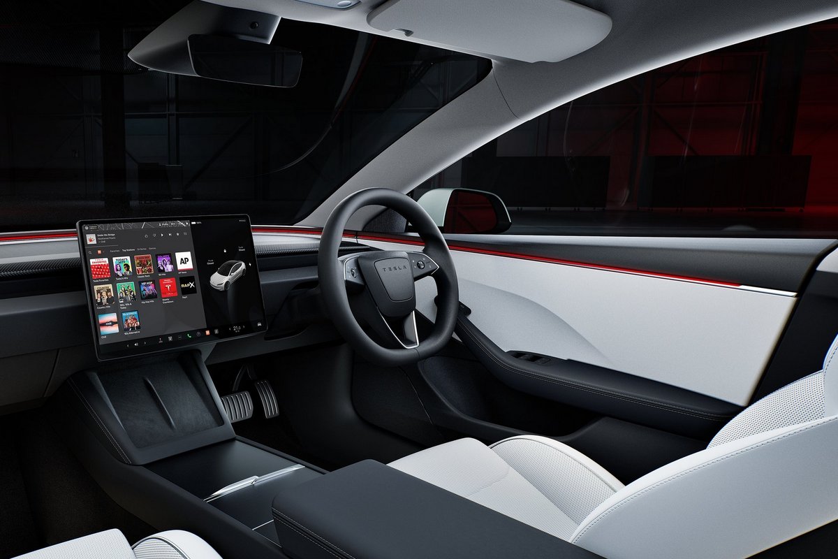 Tesla將所有控制都整合至螢幕,甚至連排檔也是要透過觸控操作。