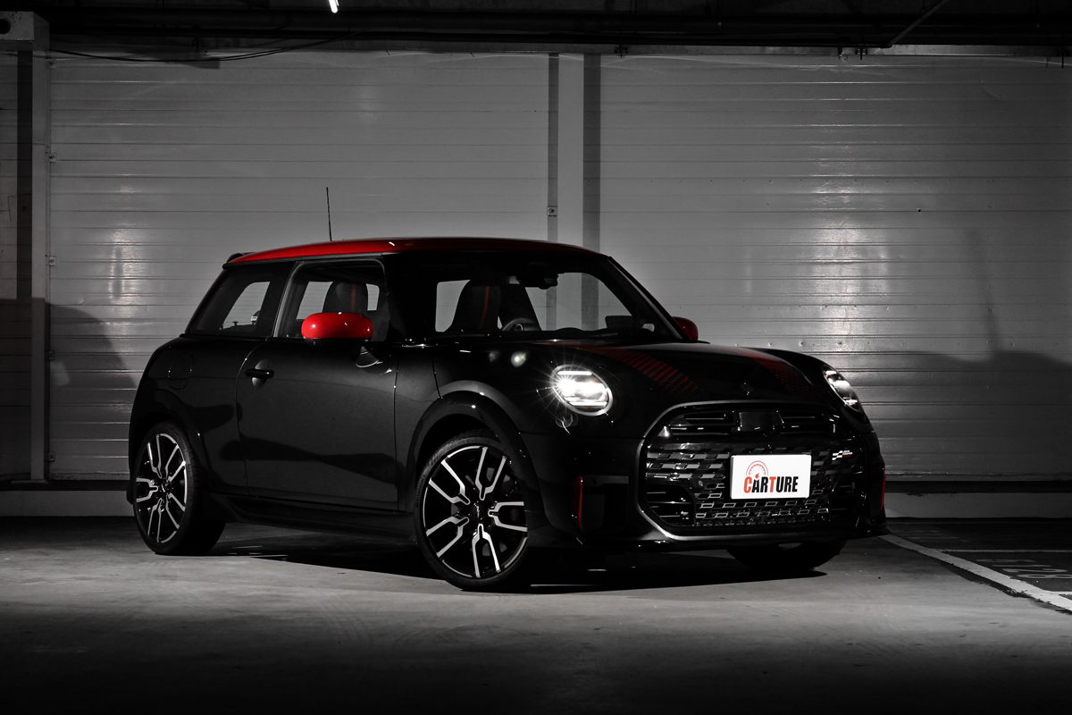 Mini John Cooper Works在專屬的John Cooper Works外觀套件妝扮下散發更凶狠的氣勢。