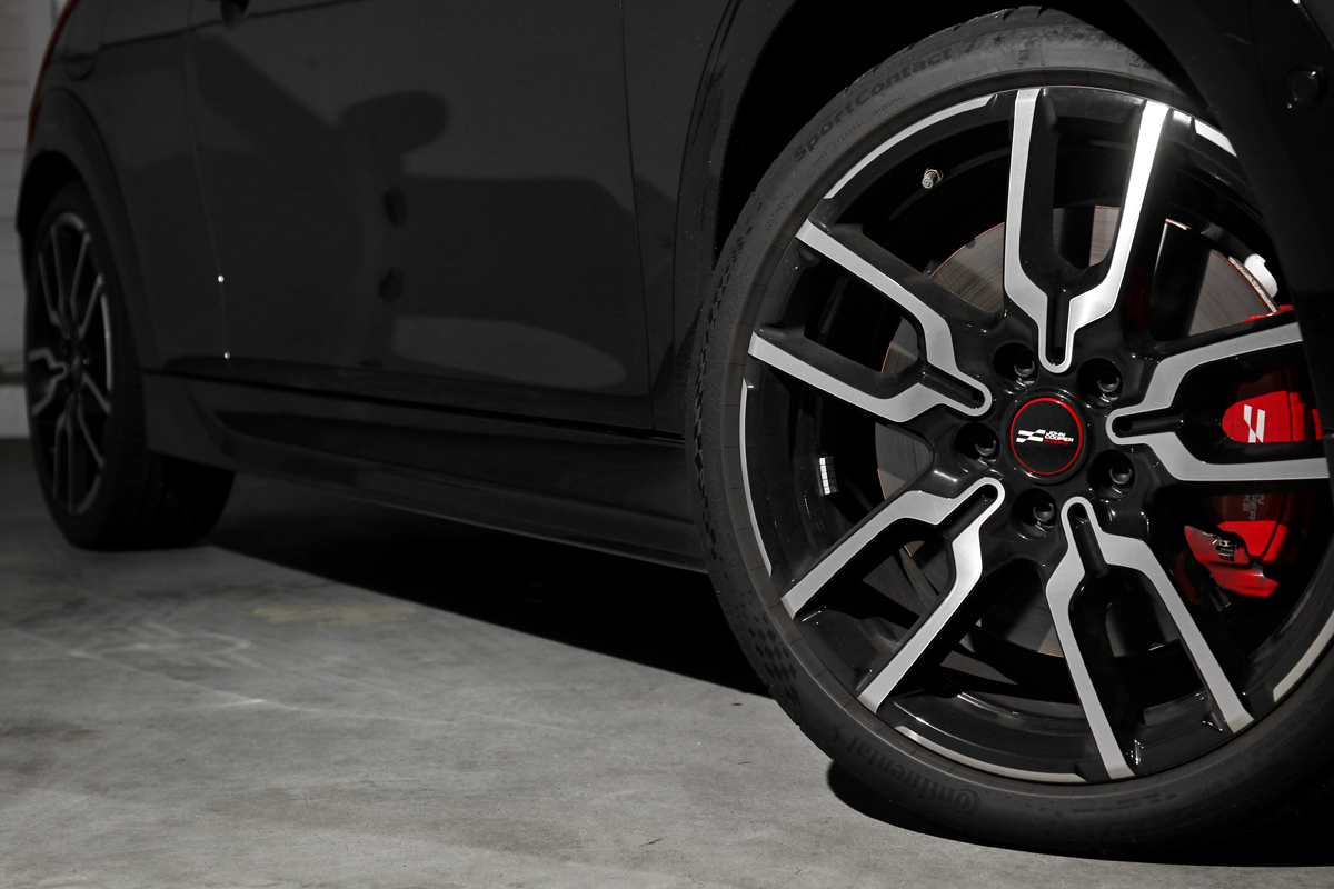 雖與Mini Cooper S同為18吋輪圈,但JCW Lap Spoke樣式就是顯得更具運動感。