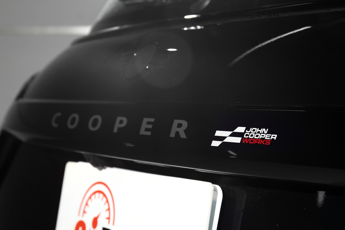 水箱護罩與車尾都有John Cooper Works銘牌彰顯身分。
