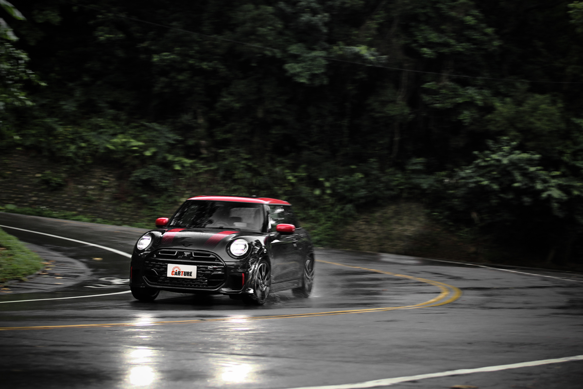 =Mini John Cooper Works搭載2.0升渦輪引擎具有231hp/38.7kgm最大輸出。