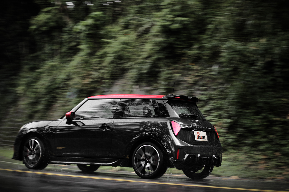Mini John Cooper Works動力雖稱不上強悍,但卻調校出具有強勁的加速反應。