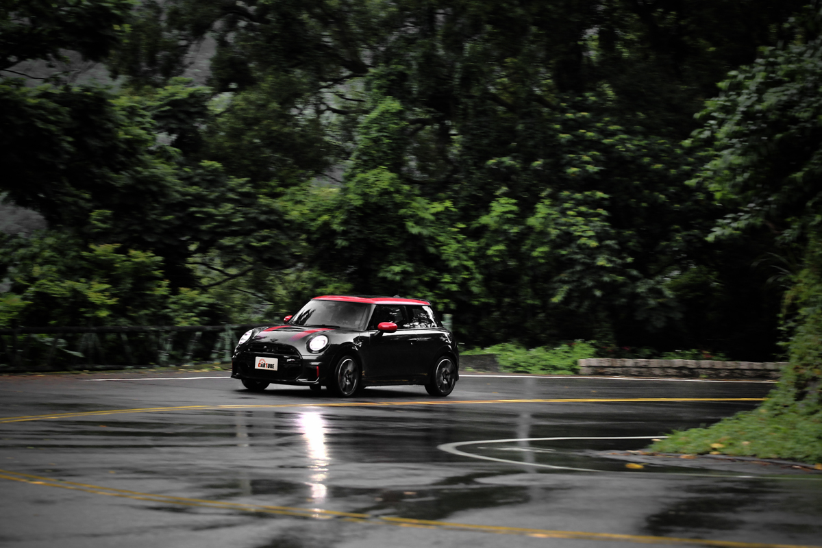 在標準模式Mini John Cooper Works動態表現就已讓人愉悅。