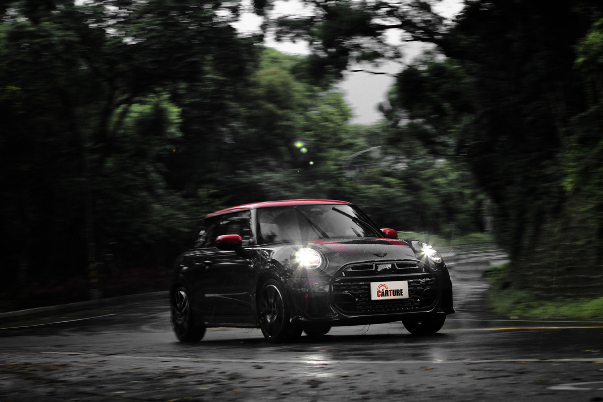 JCW專屬運動化懸吊帶來相當硬朗的回饋,但這也是Mini John Cooper Works該有的調性。