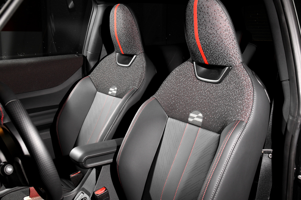 John Cooper Works賽車座椅激烈操駕提供良好包覆。