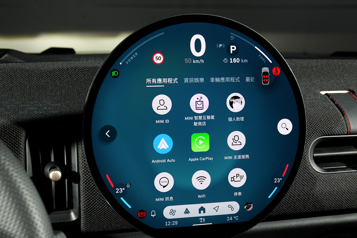 24公分OLED中控螢幕提供無線Apple CarPlay/Android Auto、Operating System 9、語音助理Spike。
