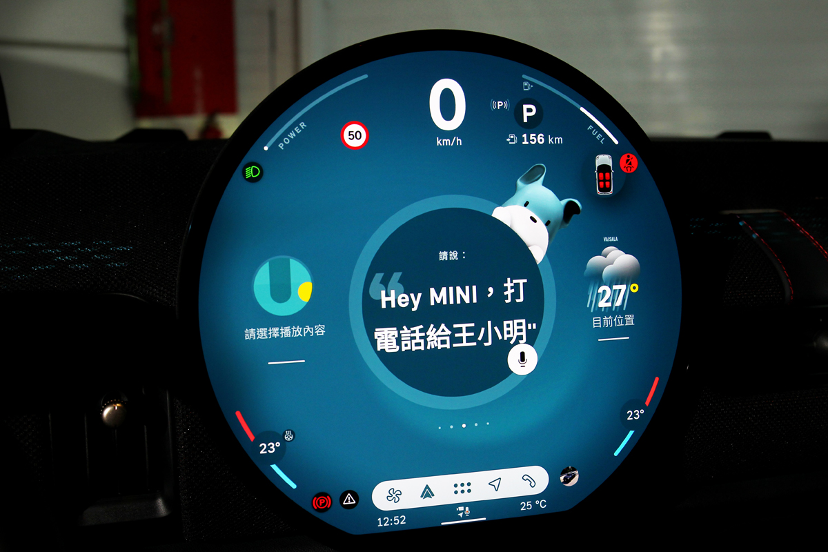 說出「你好,Mini」,語音助理Spike能幫你進行導航、娛樂與通話等操作,甚至還能說笑話給你聽。