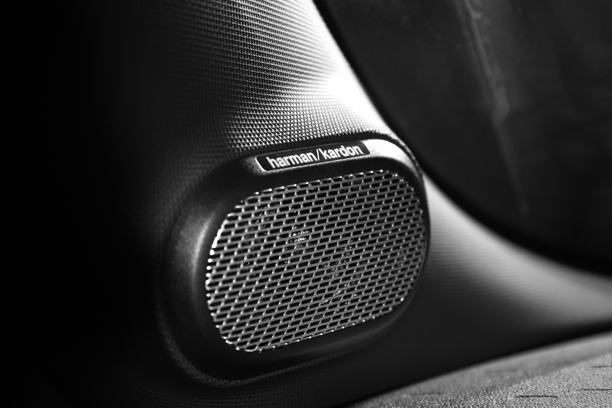 配備harman/kardon音響與12支揚聲器。