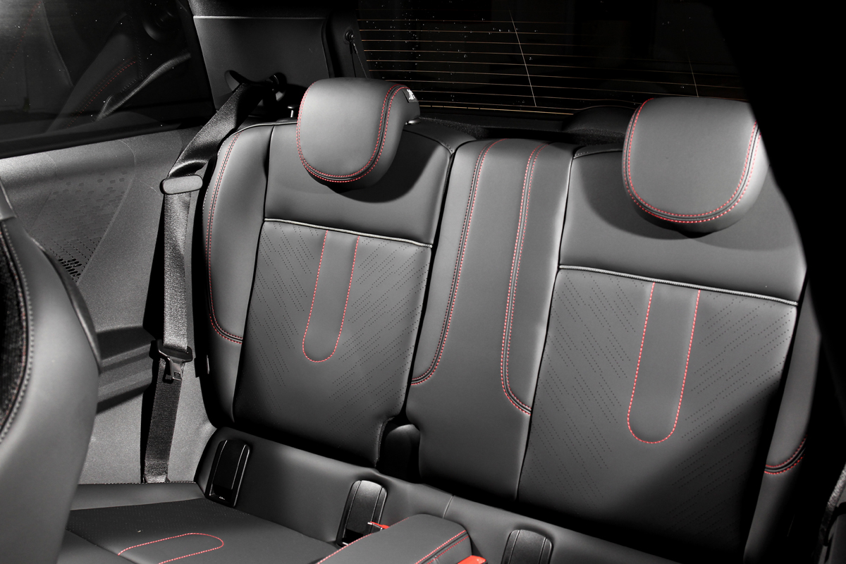 後座適合放小物品,行李廂堪用而已,但相信Mini John Cooper Works買家不會在意。
