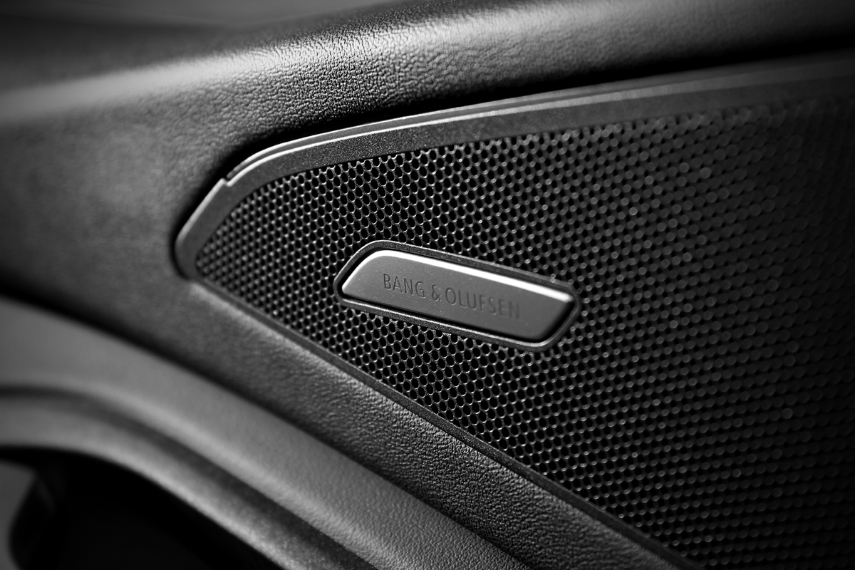 Bang & Olufsen 3D環繞音響與17支揚聲器帶來出色的聆聽感受。